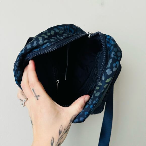 Fabletics mini backpack blue animal print cross body - Picture 6 of 10